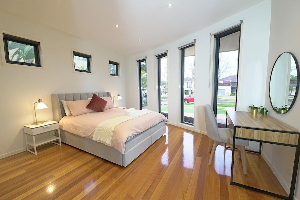 لاكوري  بد روٕم يك سايد بيجهاوس بوينت كوك