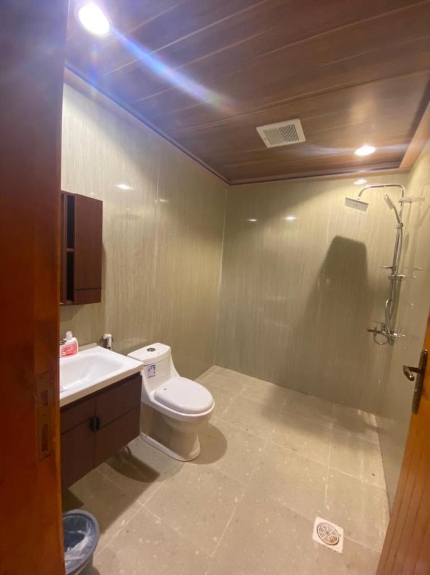 Comfy Chalet with Comfortable and Simple Furniture | 2716 Bathroom