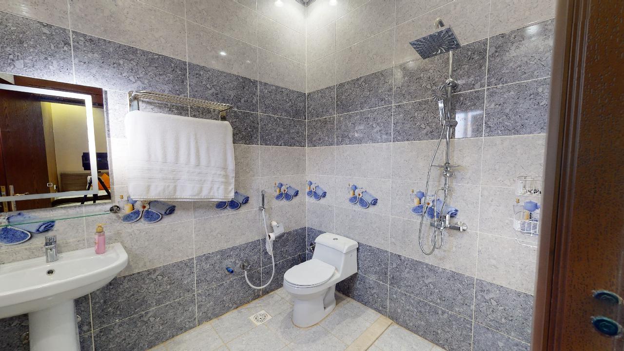 Comfy Chalet with Comfortable and Simple Furniture | 905 Bathroom