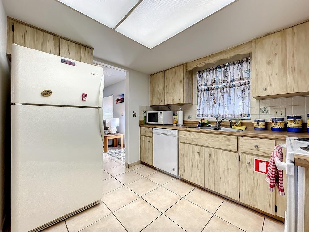 Cozy Home With 1-car Garage Within Walking Distance to the Beach 836c Room