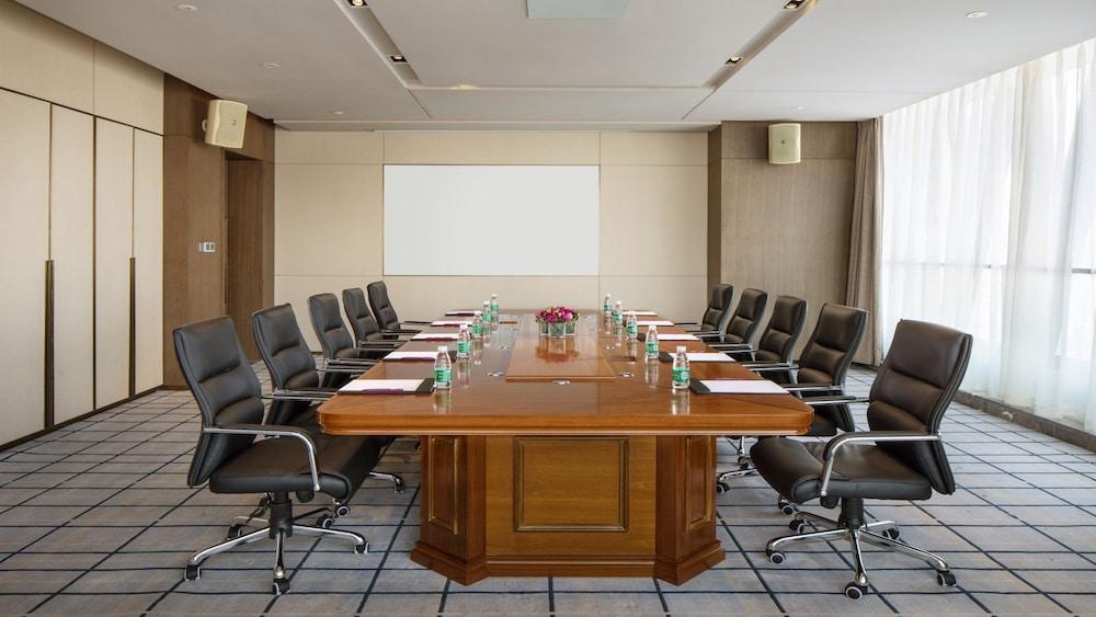 كراون بلازا شيانغشي، آن آي آيتش جي هوتل أخرى