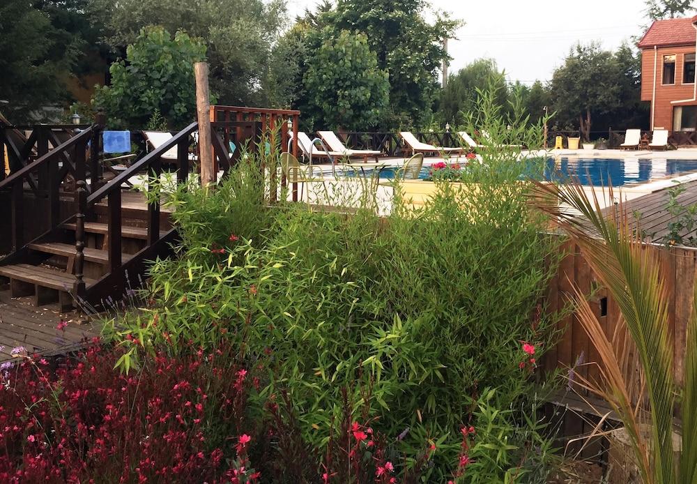 Robin's Nest Outdoor Pool