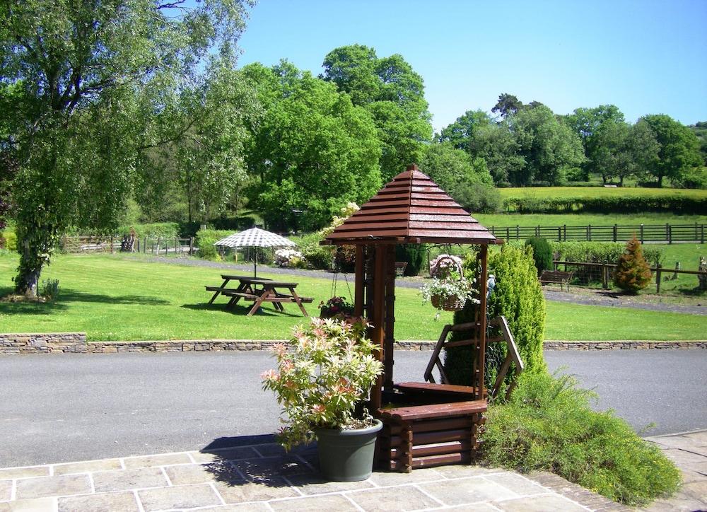 أكورن كورت كانتري هاوس