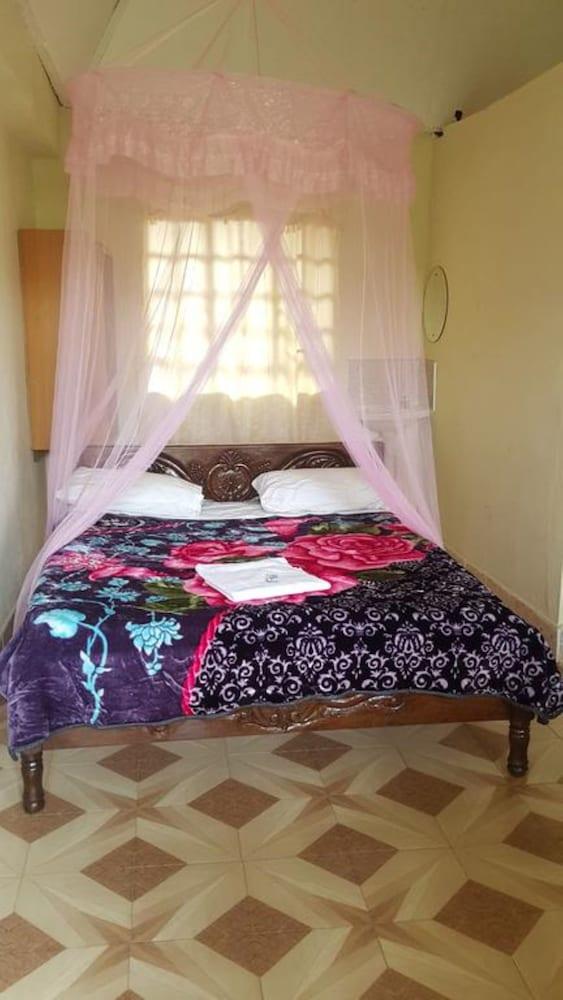 Sultan Hamud Pyramids Resort Room