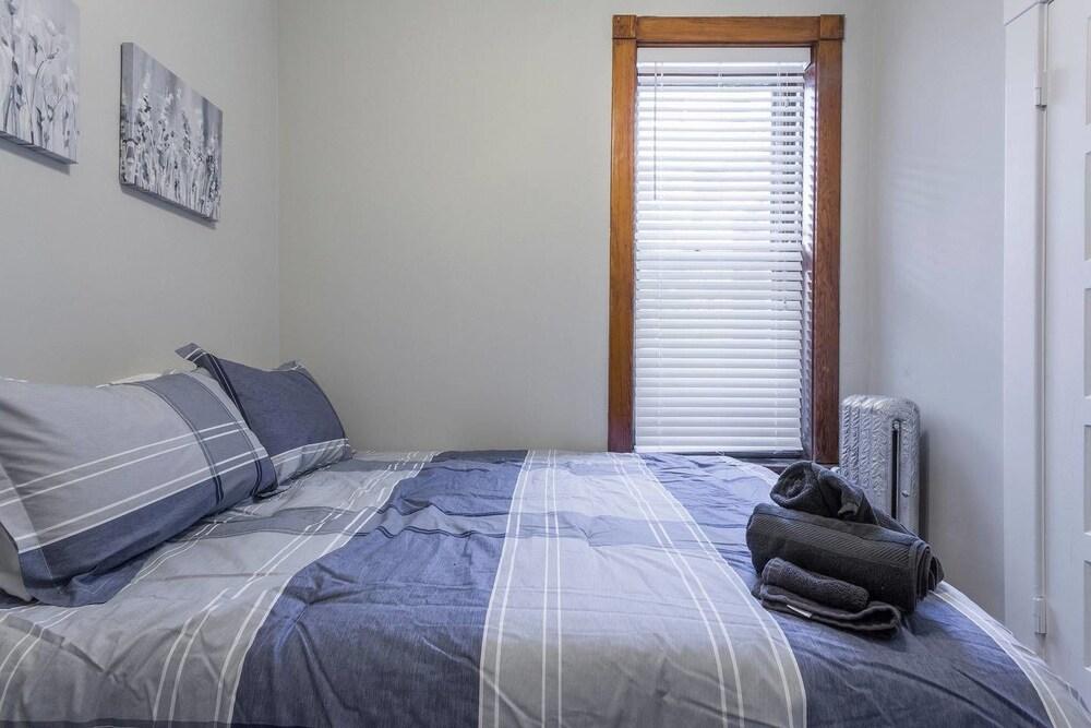 Depaul 2 BDR - Walk to Train, University, and More Room