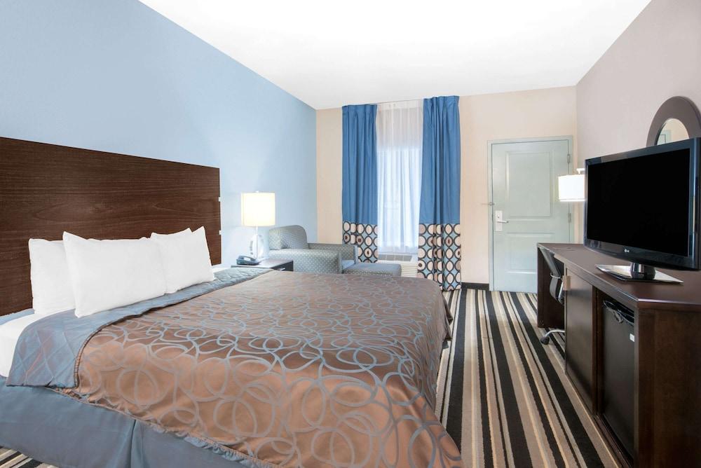 Super 8 by Wyndham Dilley TX Room