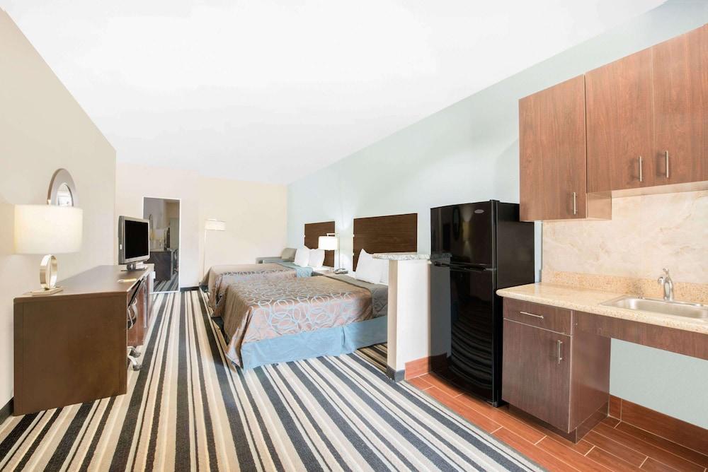 Super 8 by Wyndham Dilley TX Room