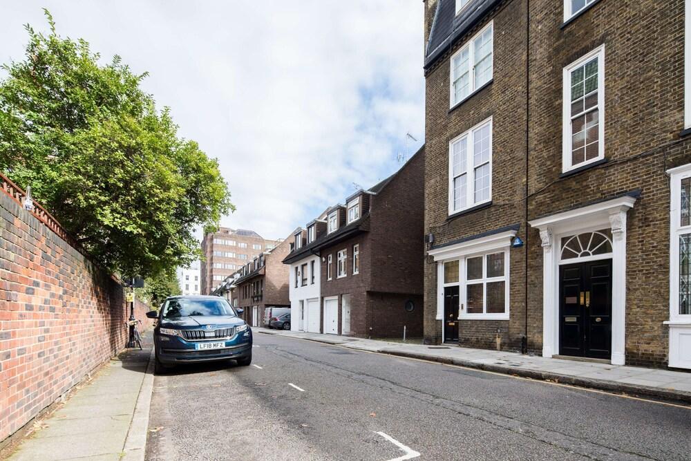 Hessian Marble Exterior