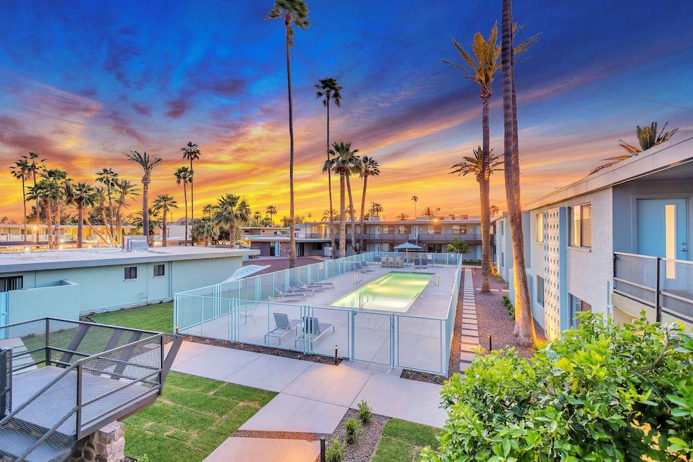 مودرن كونتمبوراري أوت سكوتسديل وي بول المنطقة الخارجية