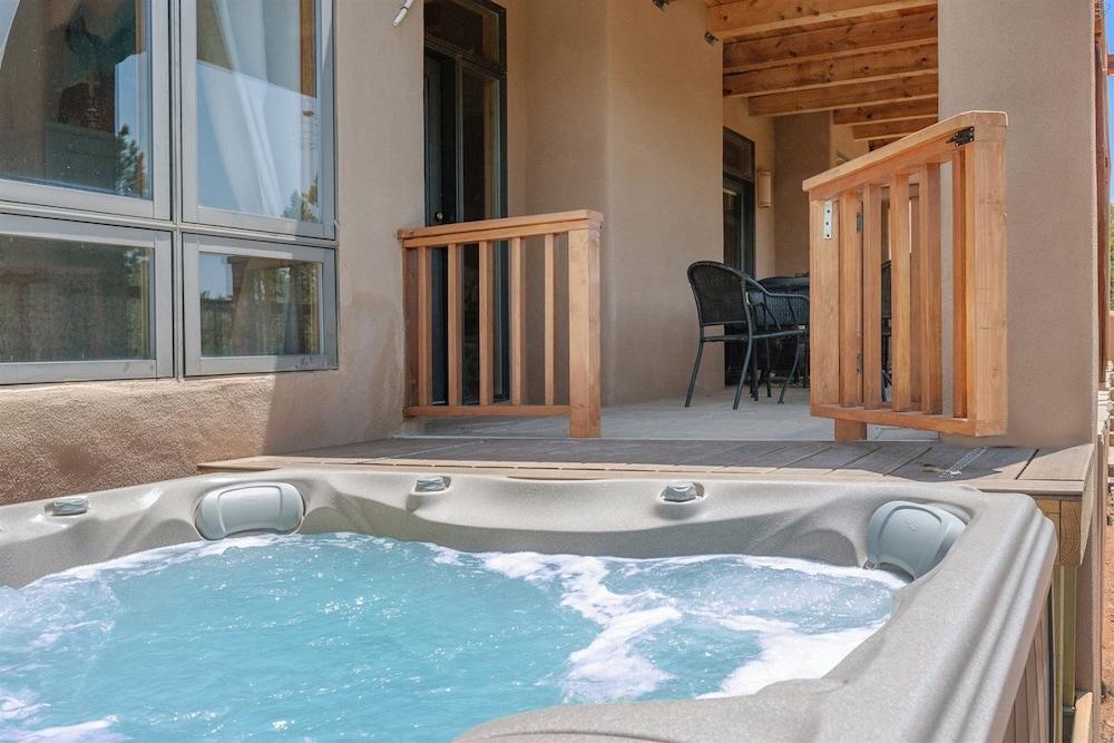 Sunlit Pines - Tucked in the Trees, Private Escape, Easy Drive to Plaza - NEW Listing Spa
