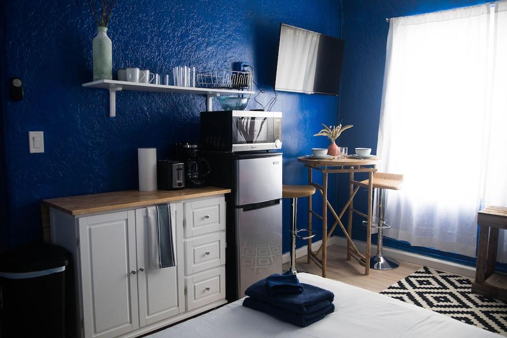 Amazing Studio in Beverly Boulevard! Sleeps 3! Others