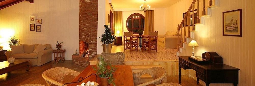 Robin's Nest Lobby Lounge