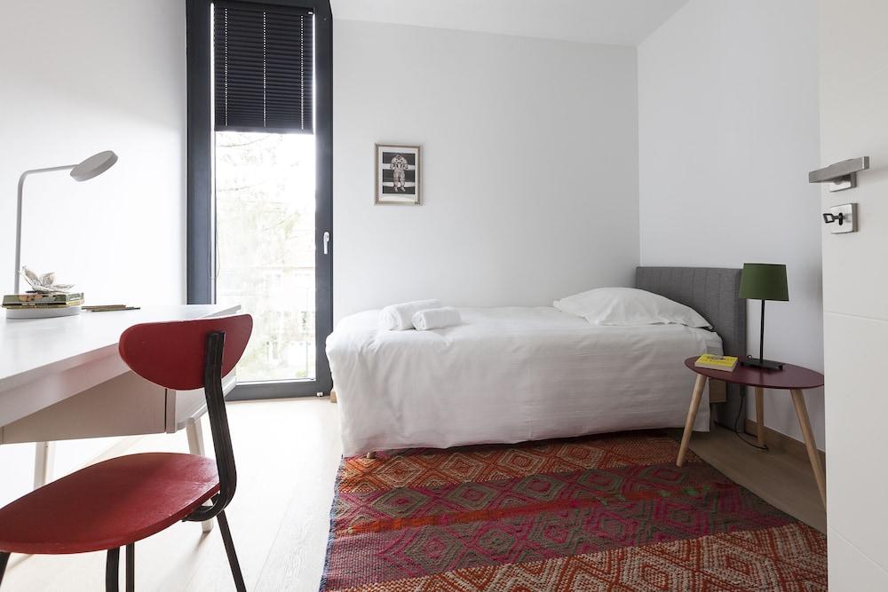 Unit 2 - Modern Smart Home Duplex With Free Parking Room