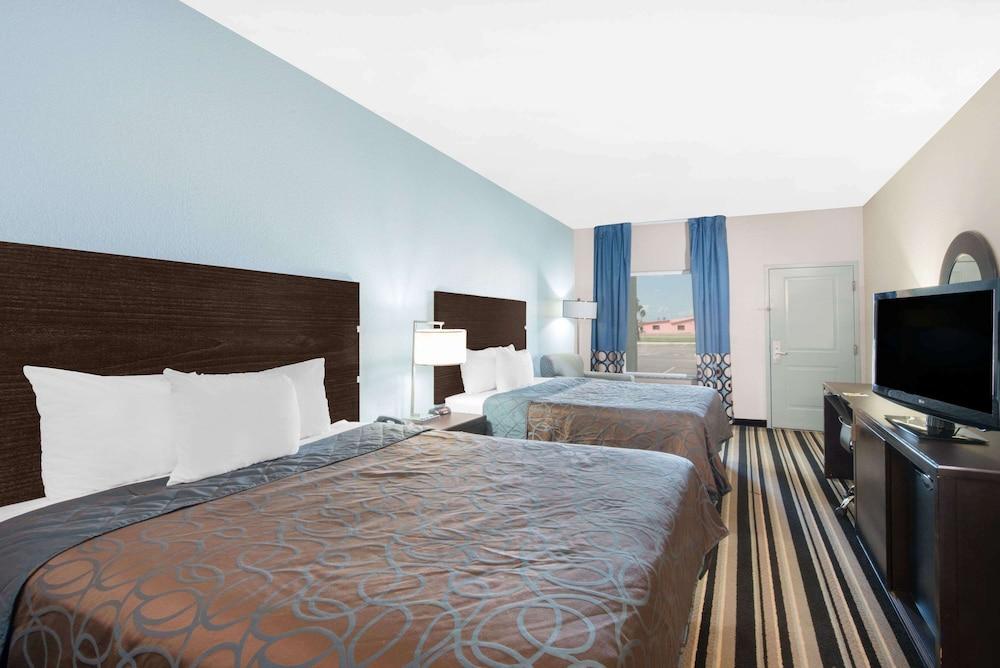Super 8 by Wyndham Dilley TX Room