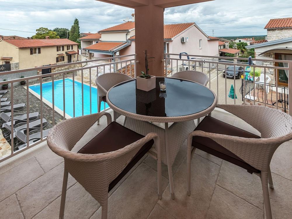 Modern Apartment Noa I in Villa Valtrazza With Shared Pool on the First Floor