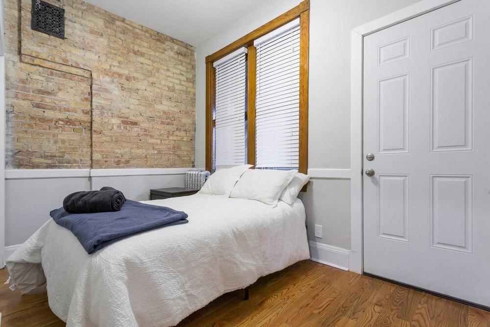 Depaul 2 BDR - Walk to Train, University, and More Room