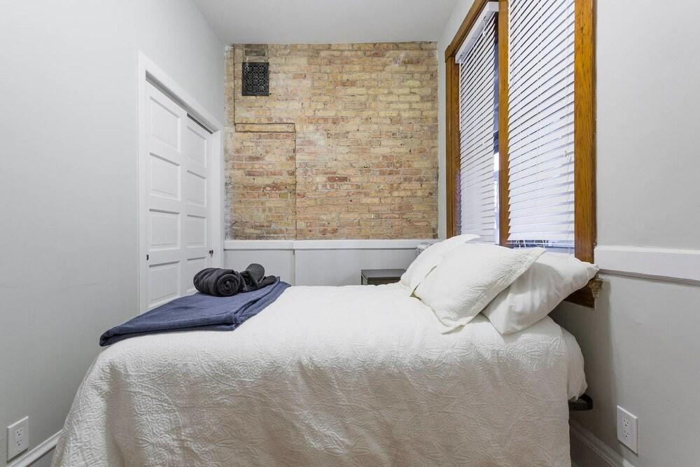 Depaul 2 BDR - Walk to Train, University, and More Room