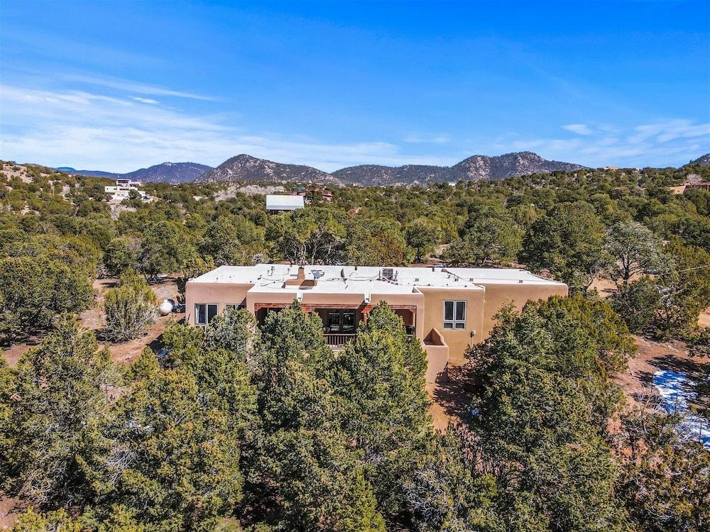 Sunlit Pines - Tucked in the Trees, Private Escape, Easy Drive to Plaza - NEW Listing Exterior