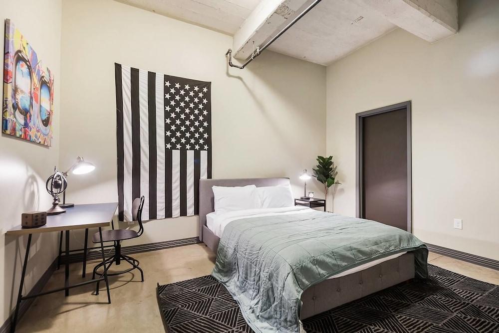 داون تاون دالاس غورجس 3 بد رومز، بول آند جيم غرفة