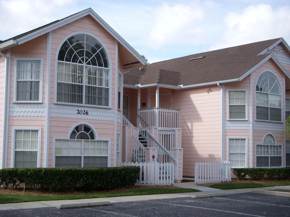 فلوريدا ديلوكس فيلاز، كونكوس آند هومز المنطقة الخارجية