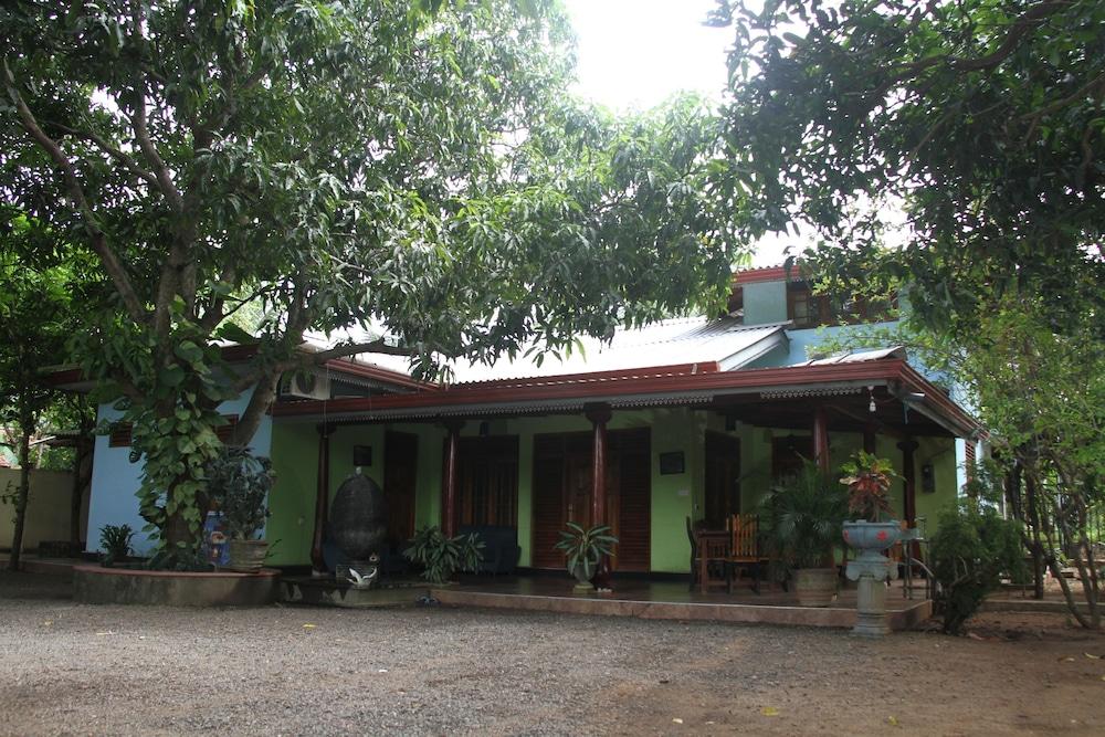 إل إل توريست إن أند سافاري جيبز الصورة الأساسية