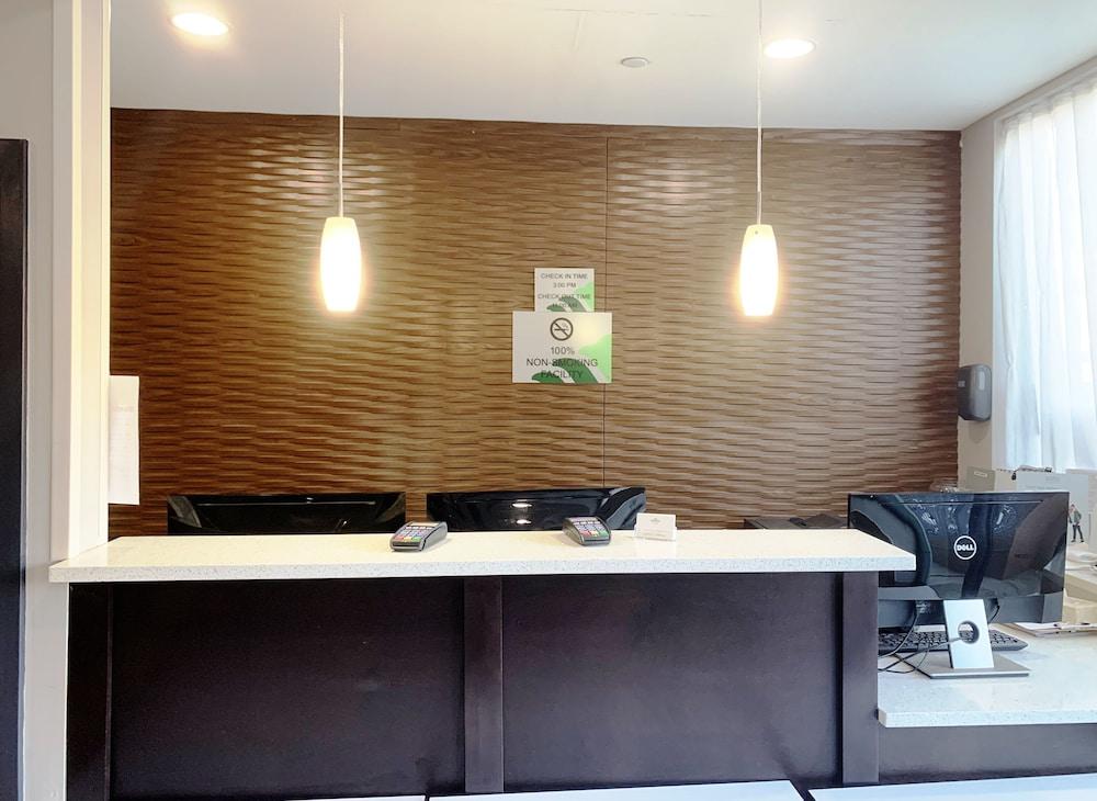 وينجايت باي ويندام جاي إف كاي أيربورت/فار روكاواي