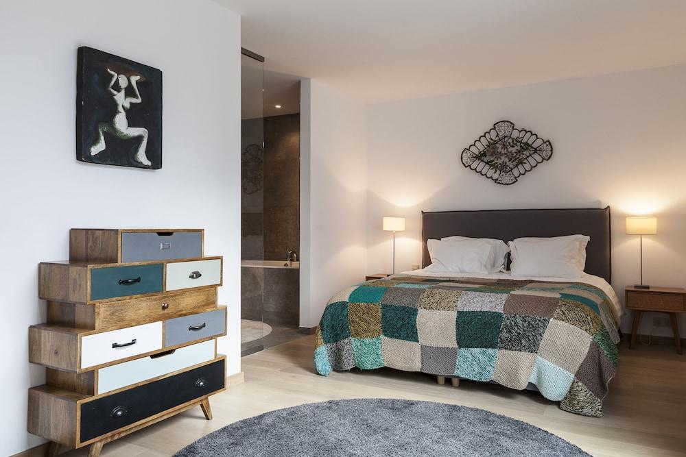 Unit 2 - Modern Smart Home Duplex With Free Parking Room