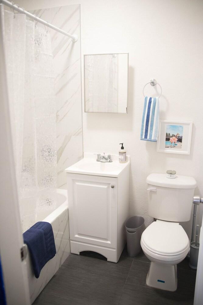 Amazing Studio in Beverly Boulevard! Sleeps 3! Bathroom