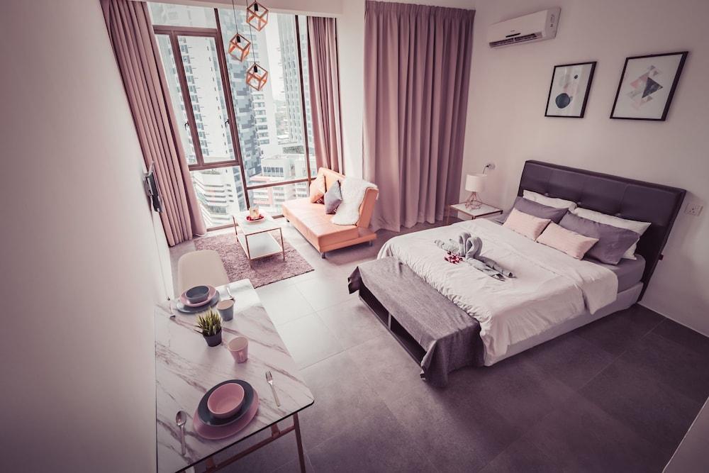 دي أكوموداشن