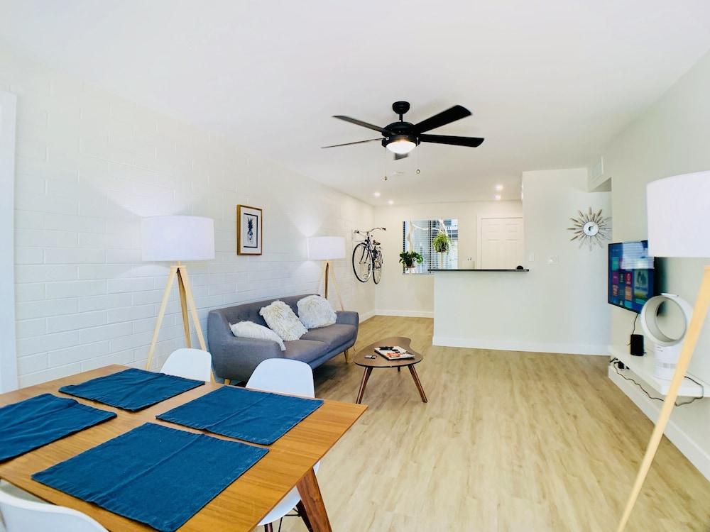 مودرن كونتمبوراري أوت سكوتسديل وي بول الصورة الأساسية