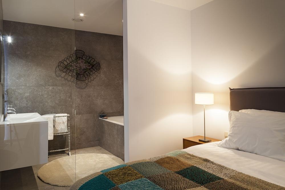 Unit 2 - Modern Smart Home Duplex With Free Parking Room