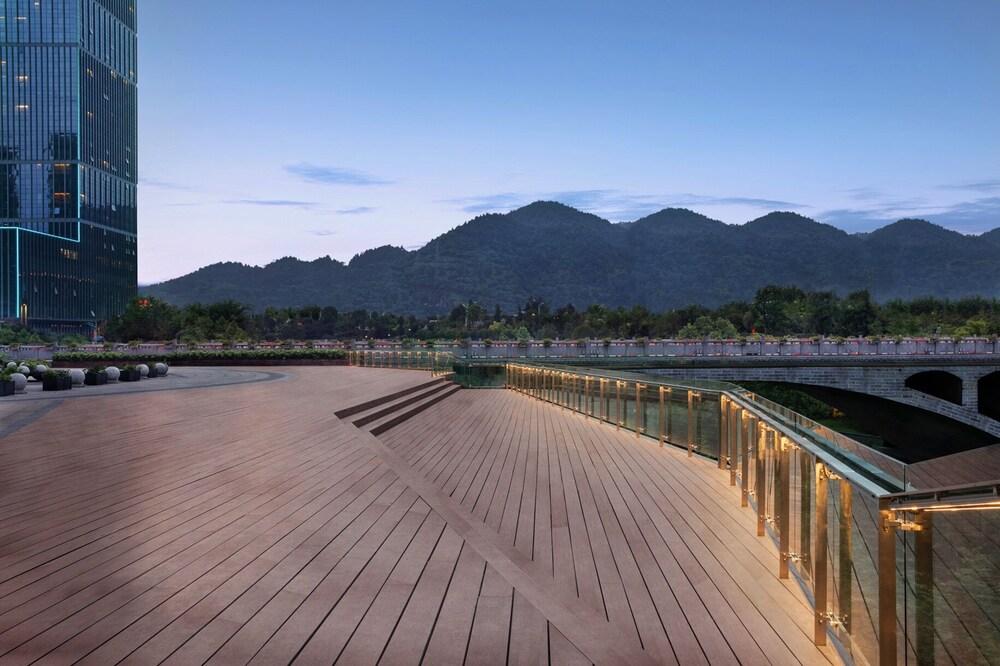 كراون بلازا شيانغشي، آن آي آيتش جي هوتل أخرى