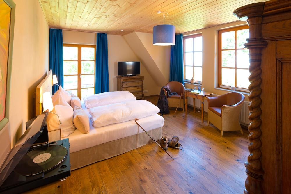 أوسيتسراي جاست - أوند لوجيير هاوس