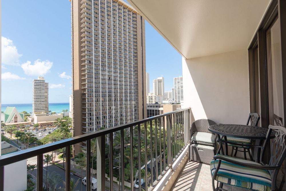 وايكيكي بانيان - بارتيال أوشن فيو تاور 2 سويت 1204